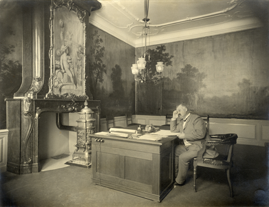 206871 Interieur van het huis Kromme Nieuwegracht 23 te Utrecht: een van de kamers met de daarin aanwezige schoorsteen ...